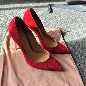 Authentic Gianvito Rossi pumps in suade Red. Minimal wear. Good condition